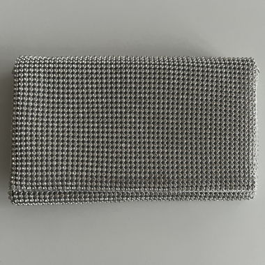 Clutch argentata con strass