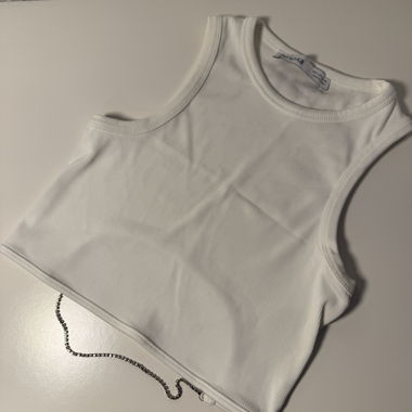 Crop Top Bianco Bershka con Catena