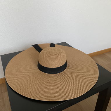 Wide-Brim Straw Hat – elegant and stylish