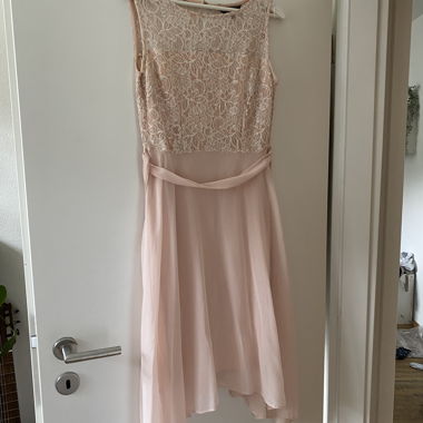Rosafarbenes Spitzenkleid