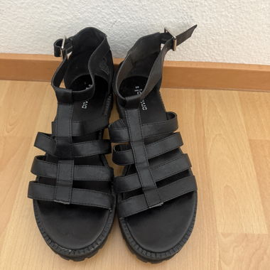 Schwarze Riemensandalen Gr 40 wie neu