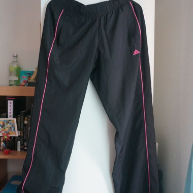 Pantalon de survêtement Adidas noir avec détails roses