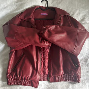 Rote Bomberjacke
