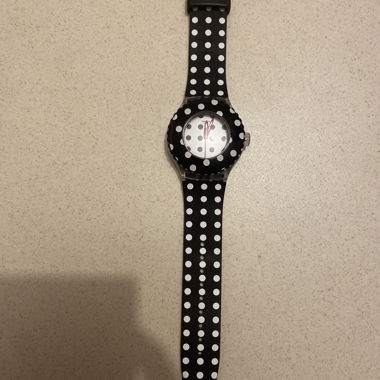 Montre à pois noire