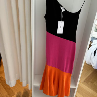 Abito a spalla scoperta colorblock – nero, rosa e arancione