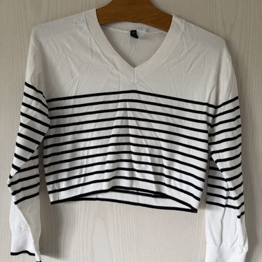 Gestreifter V-Ausschnitt-Crop-Pullover