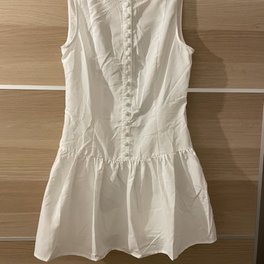 Weisses ärmelloses Kleid mit Knöpfen