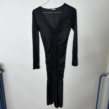 Schwarzes gerafftes Kleid mit langen Ärmeln