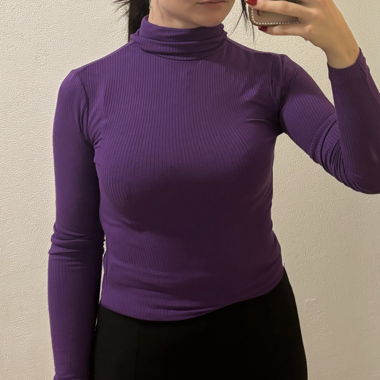 Violetter Kragenpullover