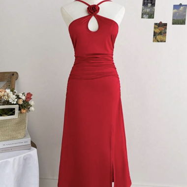 Robe rouge à encolure en cœur et bretelles