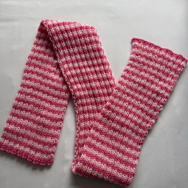 Knitted scarf in pink and rose