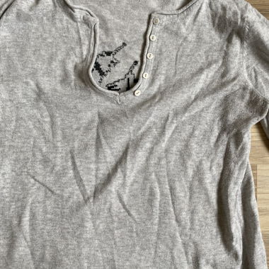 Top grigio KOOKAI con motivo a piume