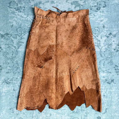 Gonna in suede patchwork con bordi grezzi e dettagli traforati