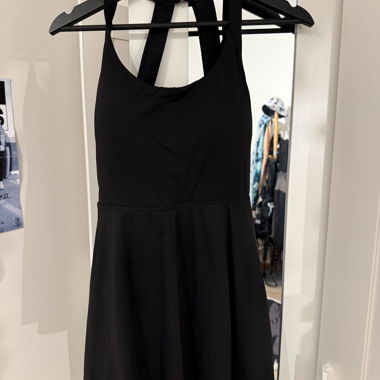 Schwarzes Tennis-Kleid mit Trägern