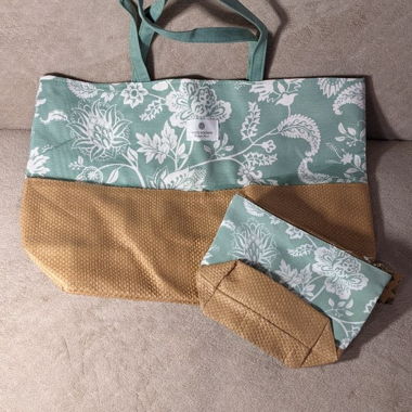 Geflochtene Strandtasche mit floralem Muster und Täschchen / Strandtasche