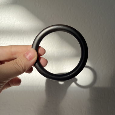 Bracelet jonc en bois de santal noir