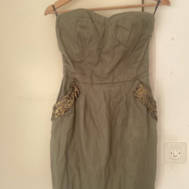 Kakifarbene Bustier-Kleid mit Pailletten