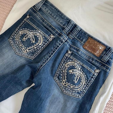 Jeans Y2k a Vita Bassa con Tasche a Cuore di Strass Miss Me