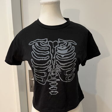 Schwarzes Skelett-Crop-Top