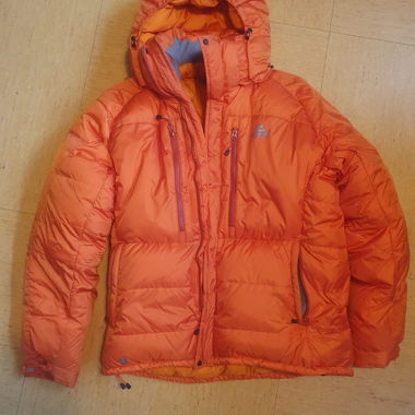 Orangefarbene Daunenjacke mit Kapuze