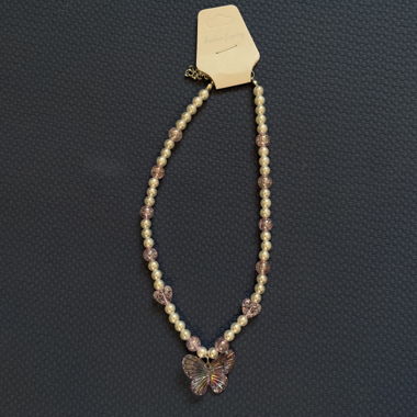 Collier de perles avec papillon