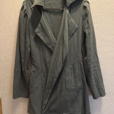 Graue Damenjacke mit Wasserfallkragen