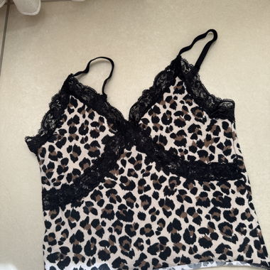 Top in pizzo leopardato