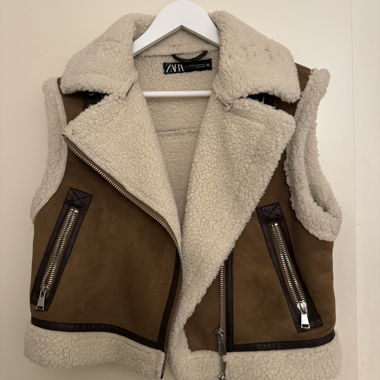 Gilet ZARA en similicuir et fourrure teddy