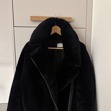 Schwarze Felljacke in Grösse M zu verkaufen
