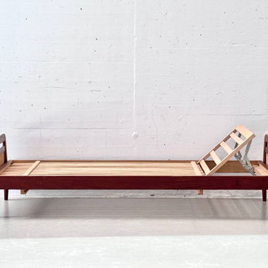 Swiss Form Teak Bett mit Rattangeflecht