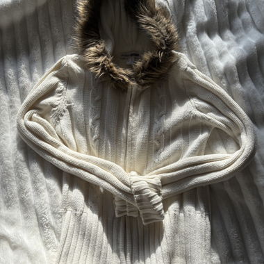 Cremefarbene Strickjacke mit Fellkapuze