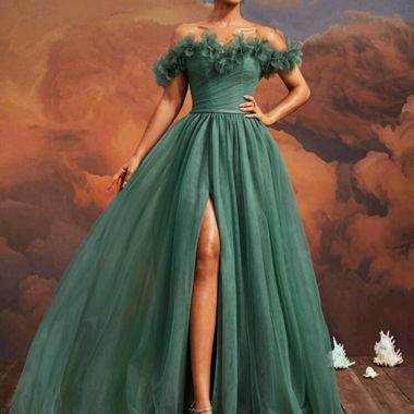 Robe longue verte avec détails en tulle
