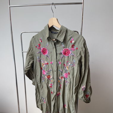 Bluse lang mit Blumenstickerei