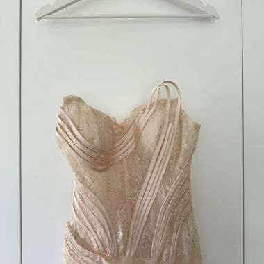 Robe en dentelle avec paillettes et laçage
