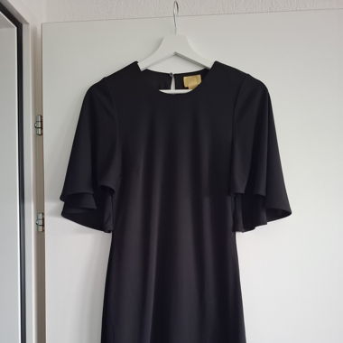 Kleines Schwarzes mit Flügelärmeln XS