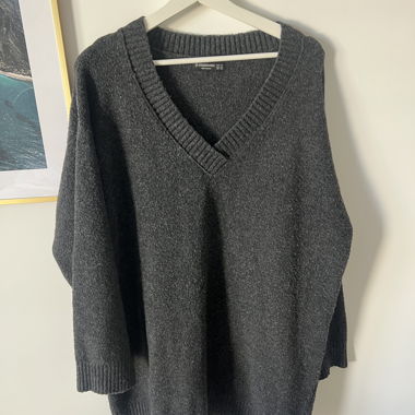 Maglione grigio a scollo a V Stradivarius M