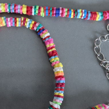 Selbstgemachte, bunte, trendy Halskette 