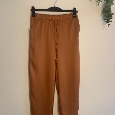Locker fallende Stoffhose mit leichtem Glanz