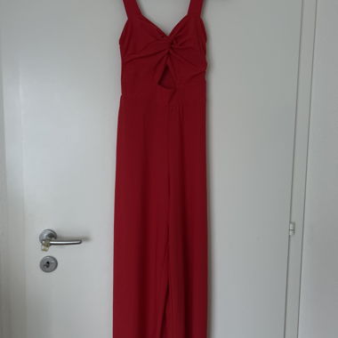 Rotes Einteiler mit gerafftem Oberteil