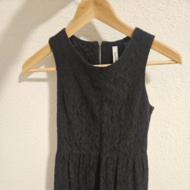 Schwarzes Spitzenkleid