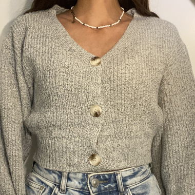Grauer Strickpullover mit Knöpfen