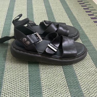 Sandales à plateforme noires Dr. Martens (Gryphon Quad)