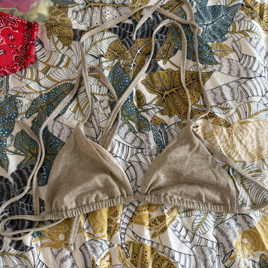 Bikini triangolo oro