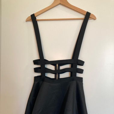 Schwarzer Trägerrock mit Cut-Out-Riemen
