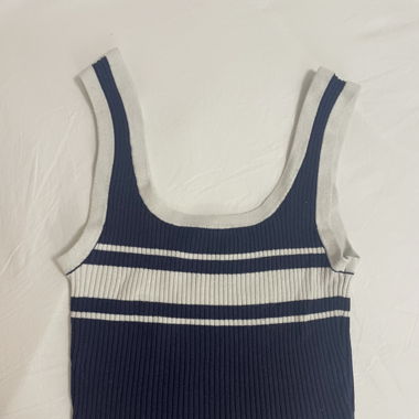 crop top bleu ligne blanche 