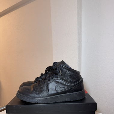 Jordan 1 black mid