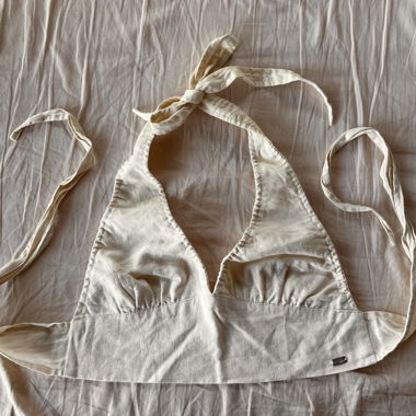 Top beige con scollo allacciato
