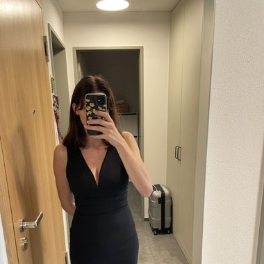 Schwarzes Kleid mit Beinschlitz