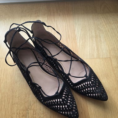 Ballerine nere con allacciatura