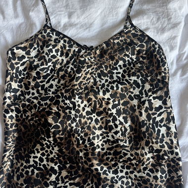 Top in raso con stampa leopardata